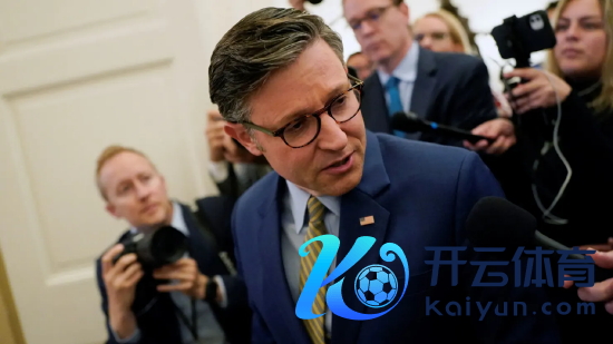 2025 年 5 月 21 日，好意思国众议院议长迈克・约翰逊（路易斯安那州共和党）在国会山前去白宫参预预算会议途中接管记者采访，今日恰恰众议院规矩委员会就好意思国总统唐纳德・特朗普的大范围减税筹画举行听证会。